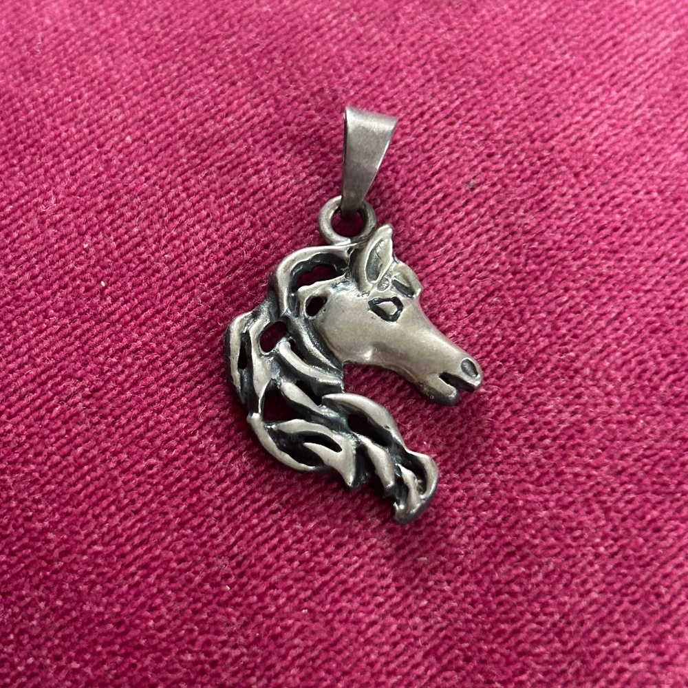 Horse Head Pendant – Sculptural Silver-Tone Necklace Charm